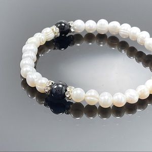 Black Onyx and Freshwater pearl bracelet